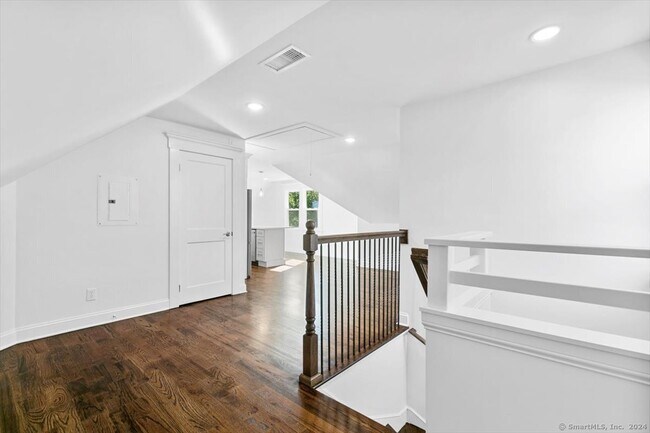 Building Photo - 954 Elm St