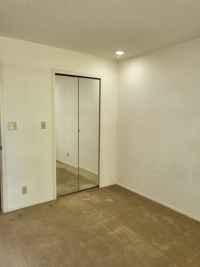 Building Photo - 827 Country Club Dr SE