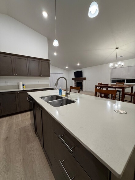 Building Photo - 385 Taft St