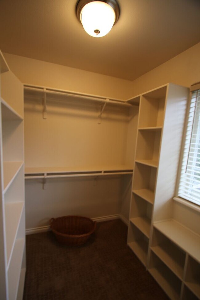 Building Photo - Lovely 4-Bedroom, 2.5-Bathroom Fully Furni...