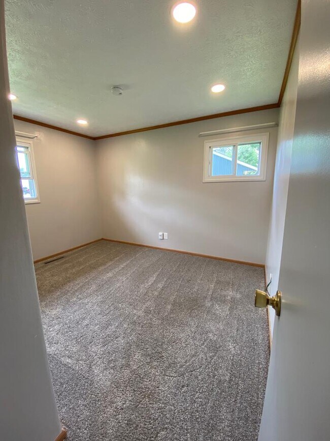 Building Photo - 4370 Circle Dr