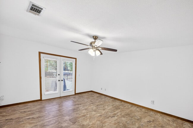 Building Photo - 1140 Troon Dr E