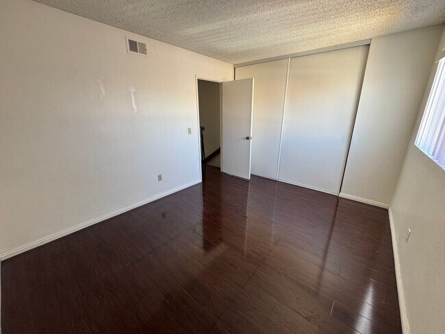 Building Photo - 2 bed - 1.5 bath townhouse