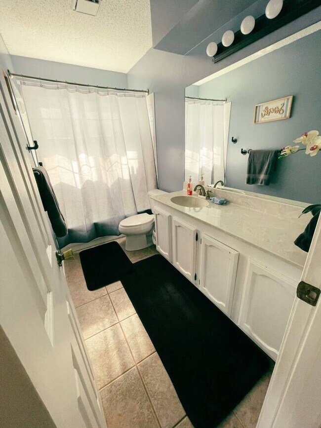 Building Photo - Beautifully Updated 3/2 — FULLY FURNISHED in North Austin