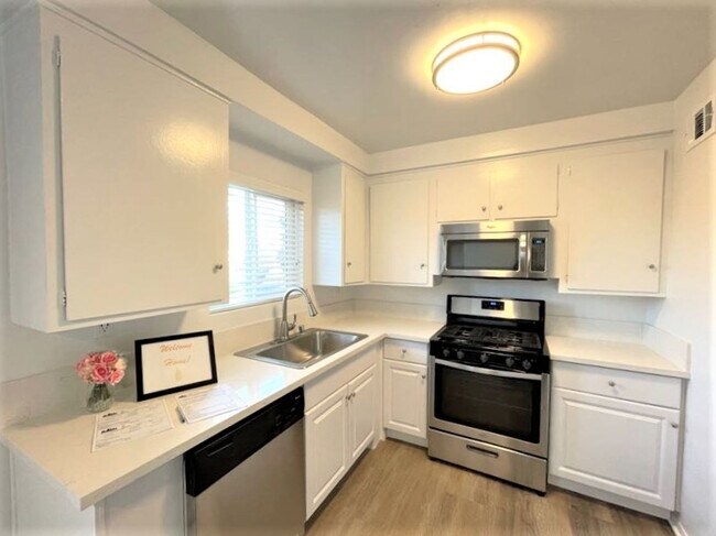 Interior Photo - 13860 Burbank Blvd
