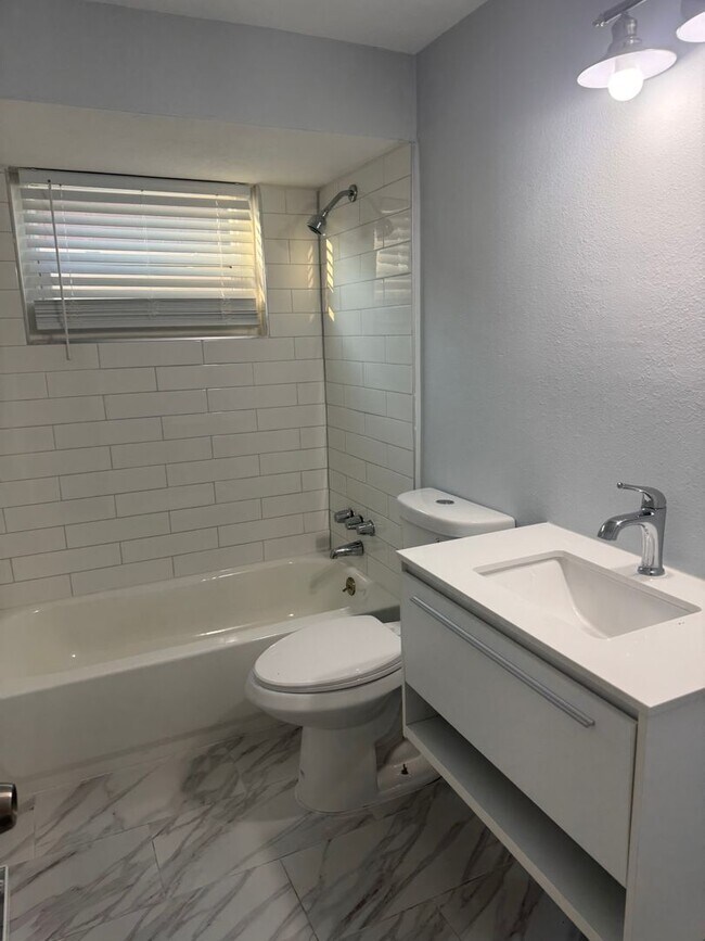 Building Photo - Renovated 2/2 available now !