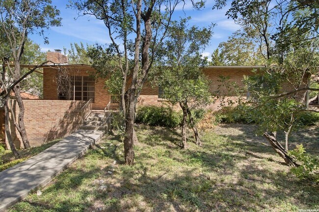 Building Photo - 207 Canyon Dr