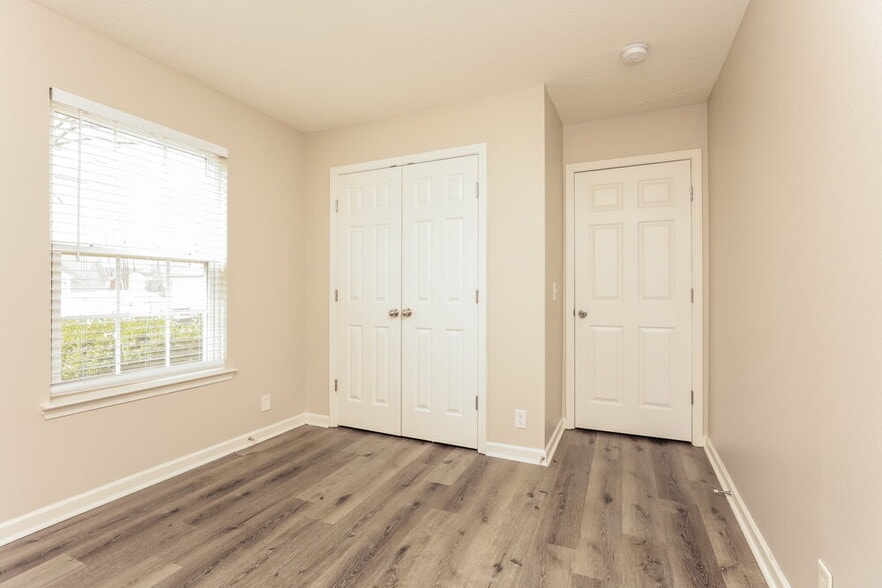 Building Photo - 1316 S Hampton Ct