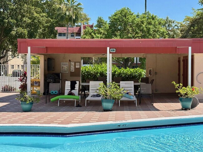 Building Photo - 1055 Country Club Dr