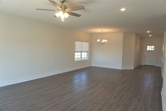 Building Photo - 4 Bedroom, 2 Bath Home in Valley View