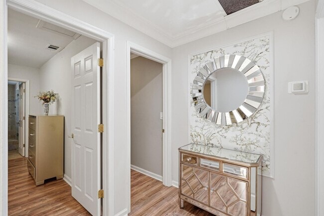Building Photo - 6075 Glendale Dr