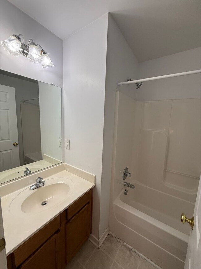 Building Photo - 3-bedroom 3.5 bath townhouse $500 off first month's rent