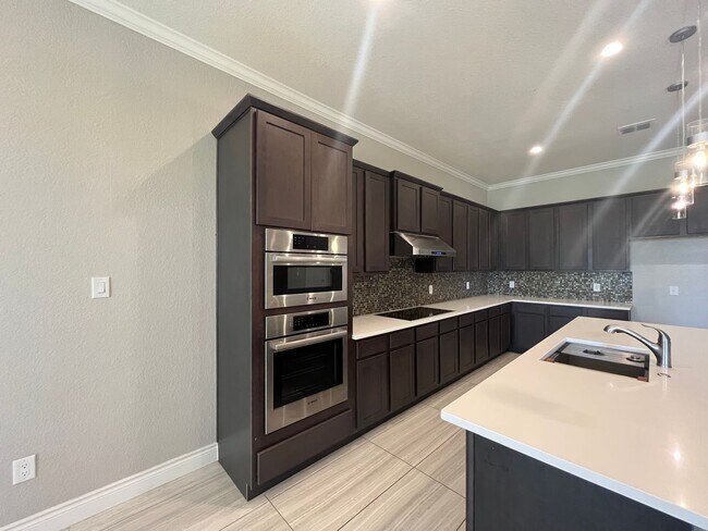 Building Photo - 4815 Viewcrest Rd