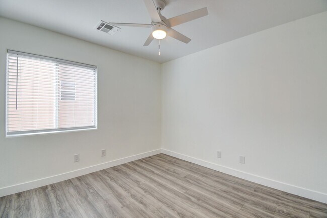 Building Photo - Great home with 4 bedrooms, 2.5 baths. New Floors Paint and Countertops.