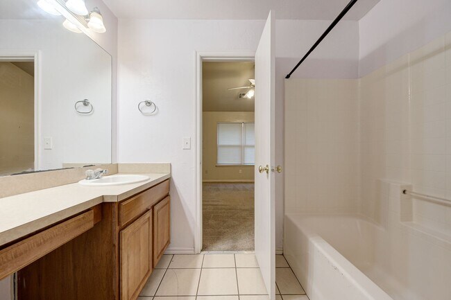 Building Photo - Gorgeous 3 bed 2 bath in Norman!