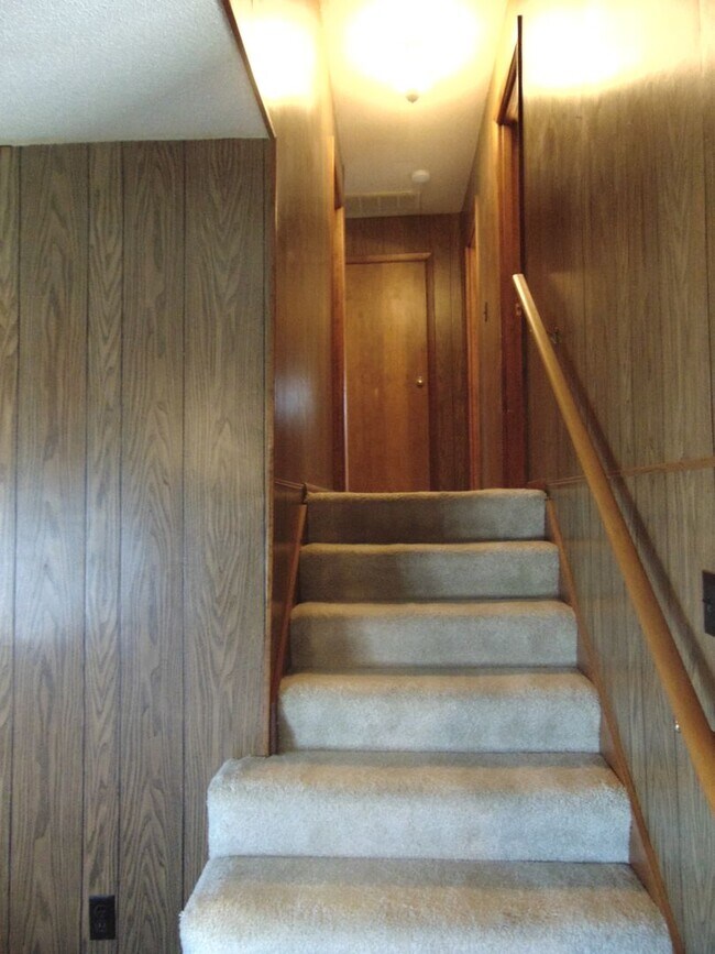 Building Photo - Fayette Family Farm House!