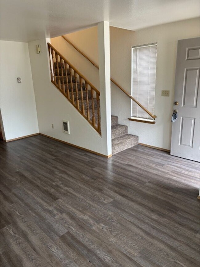 Building Photo - Prime Orting Townhome