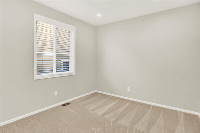Building Photo - 7576 Oasis Dr