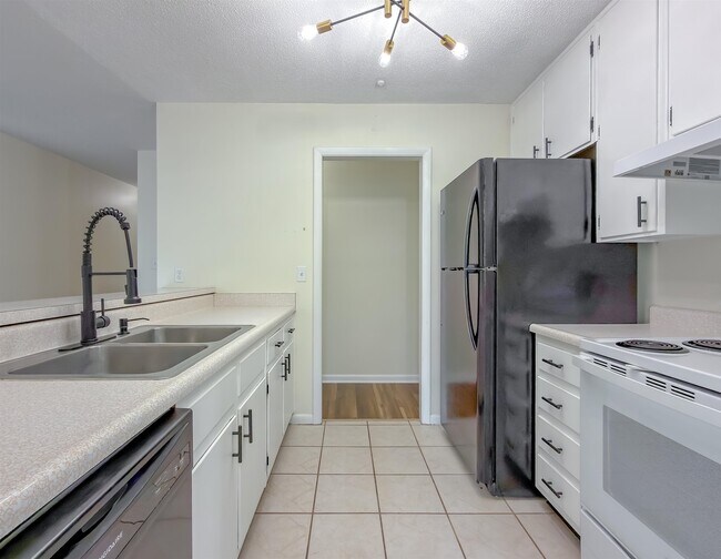 Building Photo - 307 Sweetbriar Dr