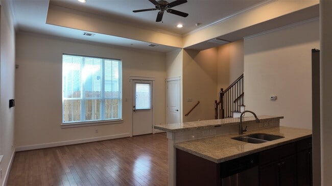 Building Photo - 902 W 20th St