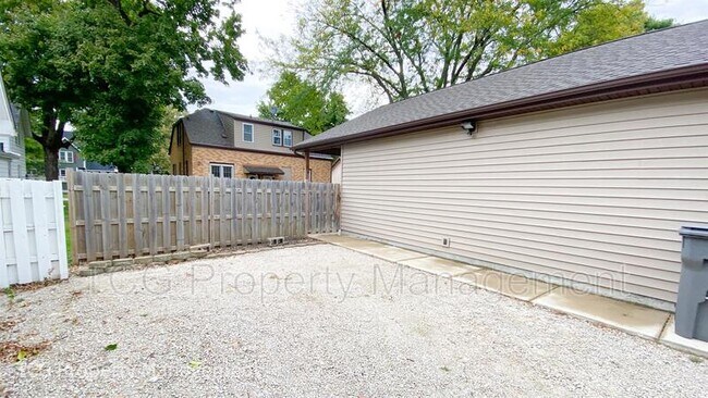 Building Photo - 211 E Van Buren St