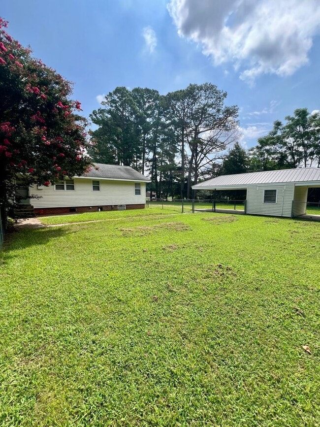 Building Photo - ADORABLE Renovated 3 BR | 1 BA Home in Gol...
