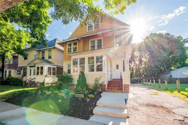 Primary Photo - 290 Wellington Ave