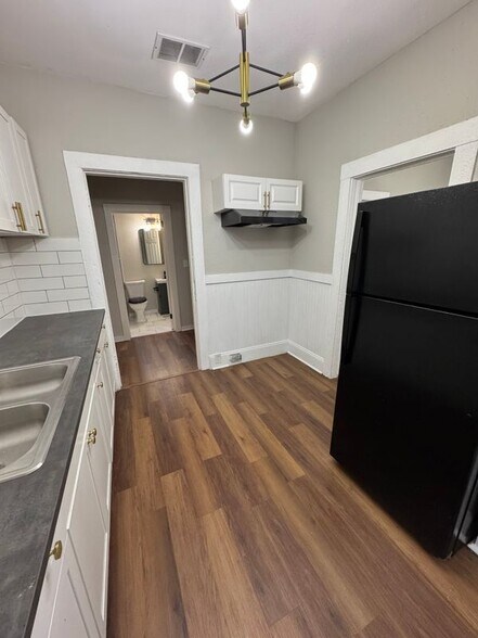 Building Photo - 1459 W 23rd St