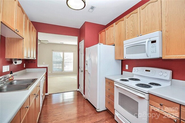 Building Photo - 9563 Glenashley Dr