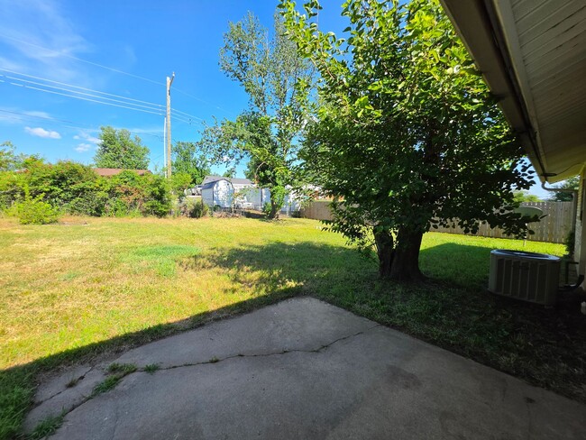 Building Photo - 3 bed, 2 bath home in Shawnee!