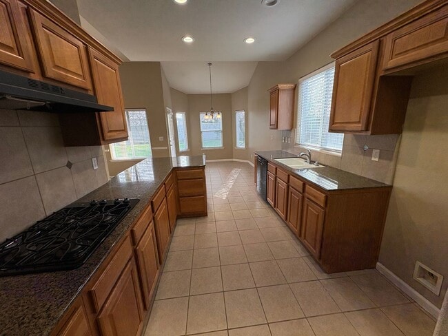 Building Photo - Spacious Tulare Home Available Now!