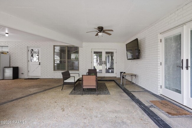 Building Photo - 610 E Demanade Dr