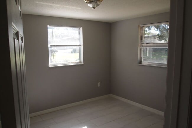 Building Photo - One bedroom duplex close to downtown