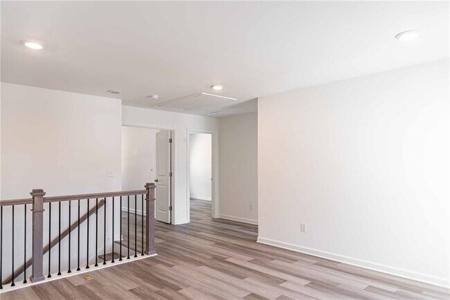 Building Photo - 3362 Skyland Dr