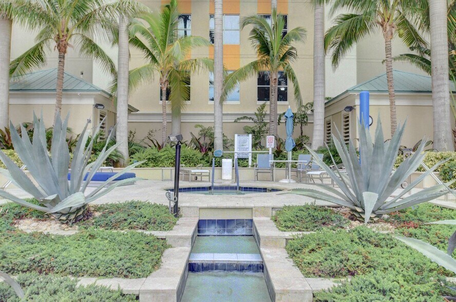 Building Photo - 625 Casa Loma Blvd