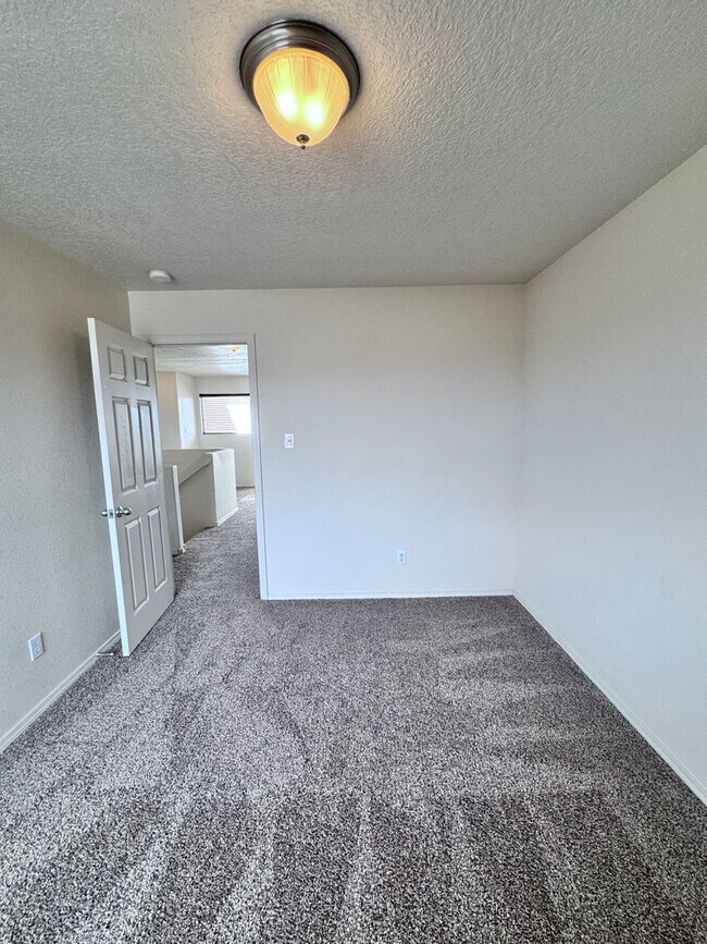 Building Photo - 4 bedroom 2.5 bath home-New Flooring