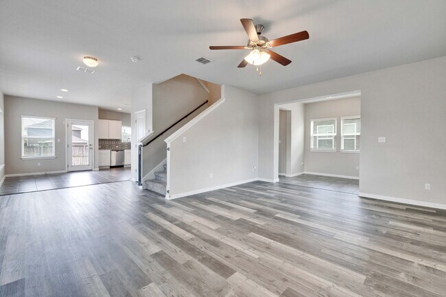 Building Photo - 3 Bedroom Home on Corner Lot - One Month FREE