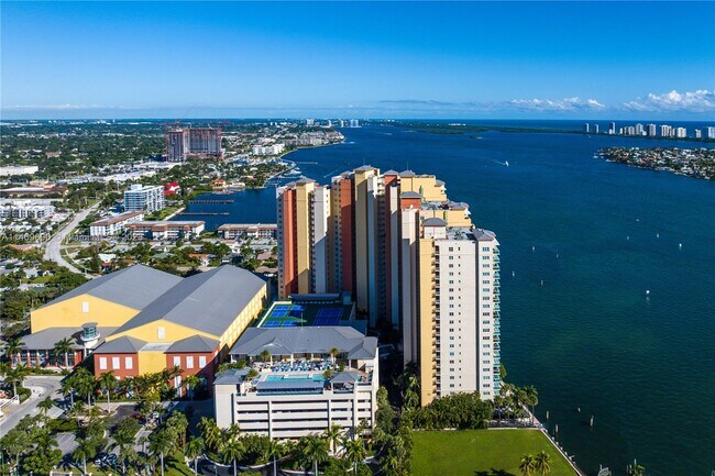 Building Photo - 2650 Lake Shore Dr