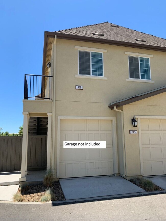 Building Photo - Nice 1 Bed 1 Bath upstairs apartment in the Cannery Neighborhood