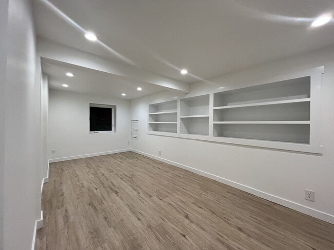 Building Photo - Large NW Portland Home Near Shops & Restaurants with Finished Basement & Bay Windows