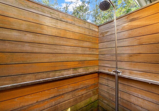 Building Photo - 587 Patina Blvd