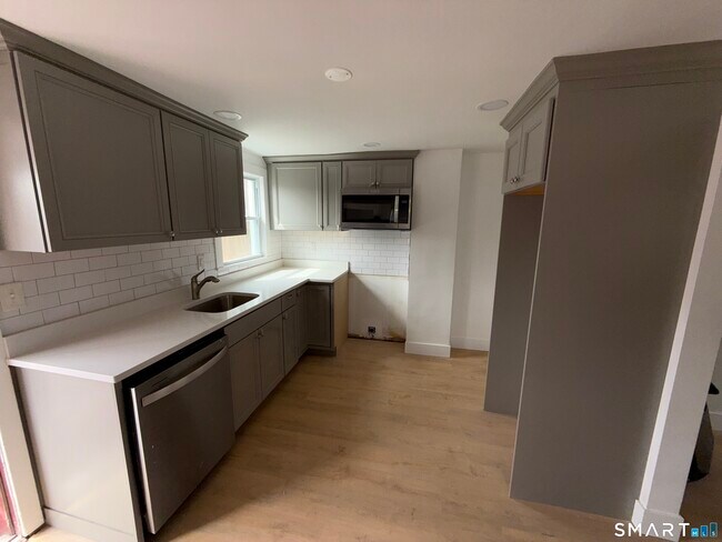 Building Photo - 5 Ann Ave