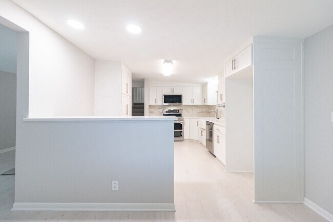 Building Photo - Gorgeous fully updated 3 bed 3 bath near KU Campus!