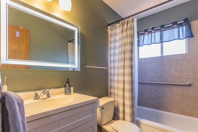 Building Photo - Beautiful 3 Bed 2 Bath - Gorgeous Views & Fenced in Backyard!