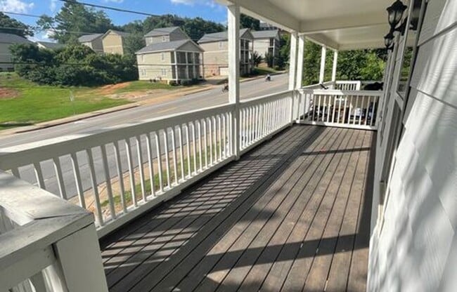 Building Photo - 5 bed, 4 bath townhome WALKING DISTANCE to Downtown & UGA campus!