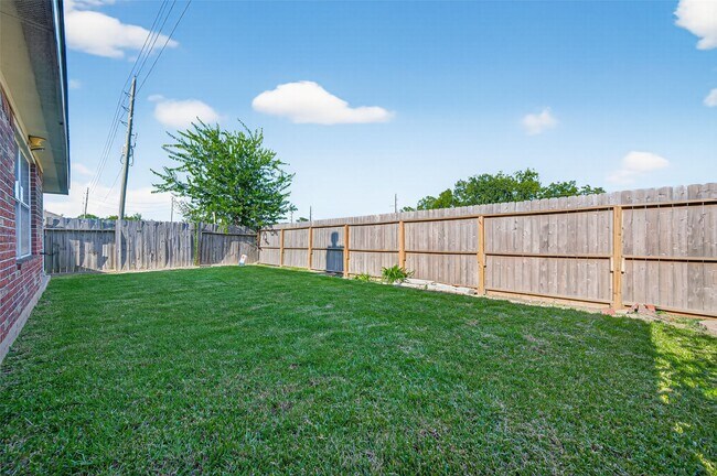 Building Photo - 6927 Great Oaks Shadow Dr