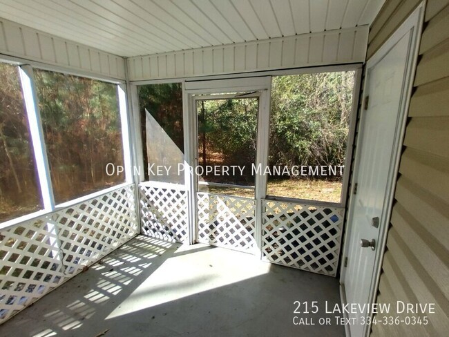 Building Photo - Welcome to this cozy 2-bedroom, 2-bath bri...