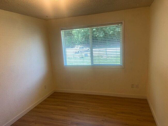 Building Photo - Burlingojn two bedroom with garage