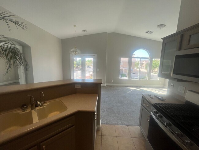 Building Photo - 2 bedroom 2 bath condo Gated community Nor...