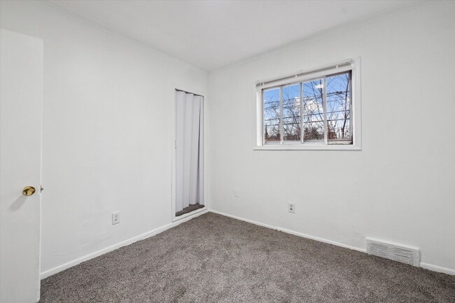 Building Photo - 3 bedroom 2 full bathrooms Warren $1,300
